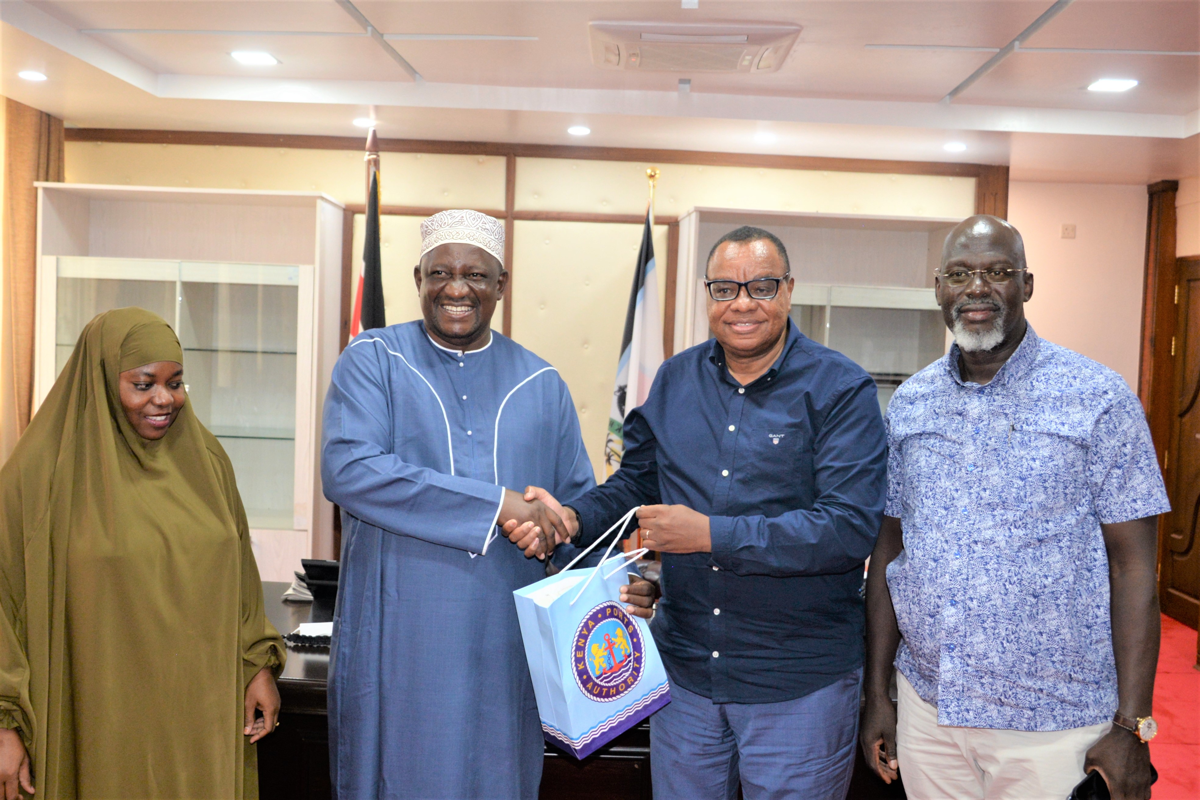 KPA MD HANDS OVER A GIFT TO GOVERNOR MVURYA  (3).JPG