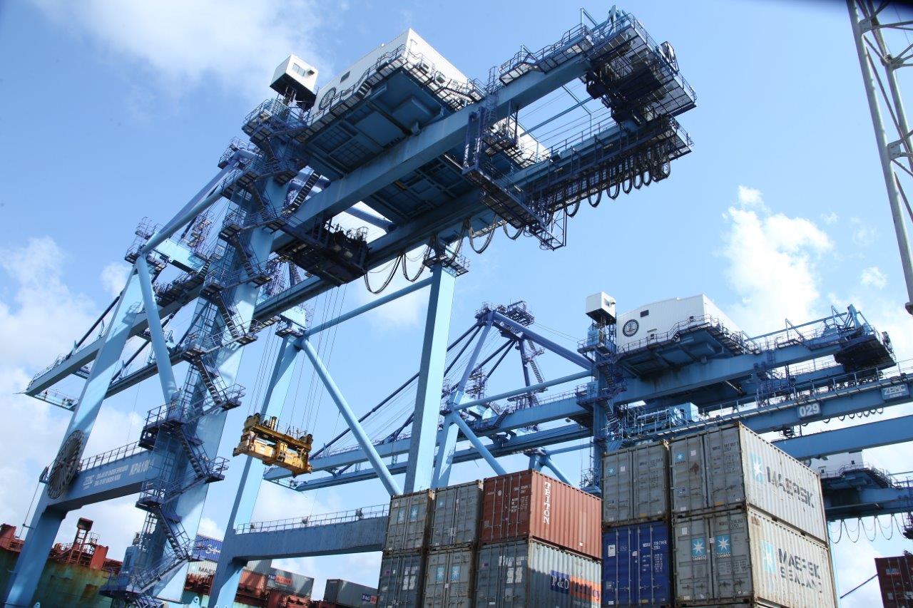 Ship to shore gantries discharging and loading containers.jpg